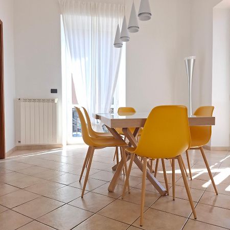 La Terrazza Apartment,A 50 Mt Dal Mare ヴァラッツェ エクステリア 写真