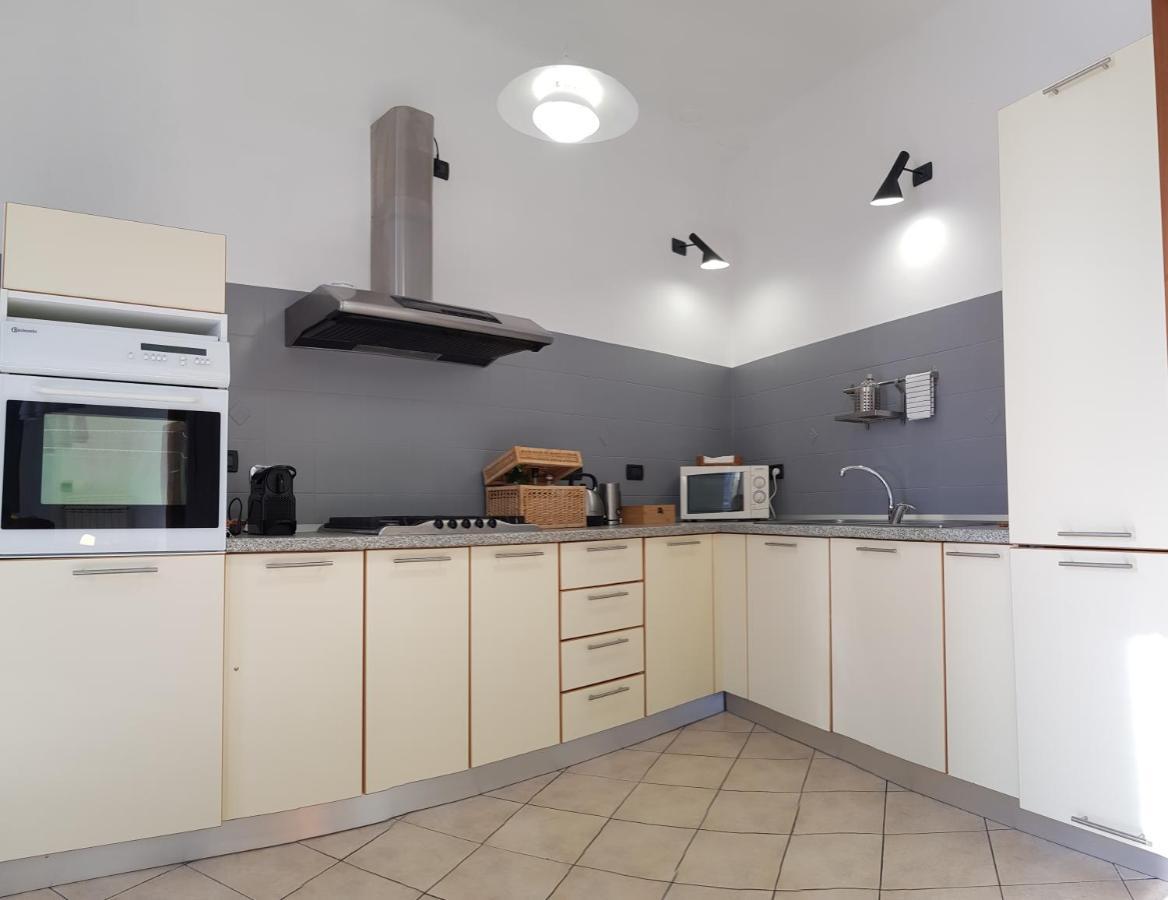 La Terrazza Apartment,A 50 Mt Dal Mare ヴァラッツェ エクステリア 写真